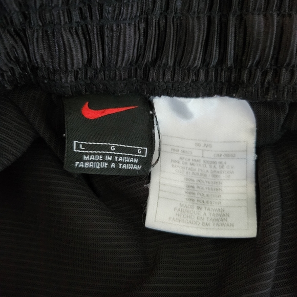 Nike Vintage 90’s Ribbed Satin Basketball Shorts. Adustable waist strings. - Picture 5 of 5